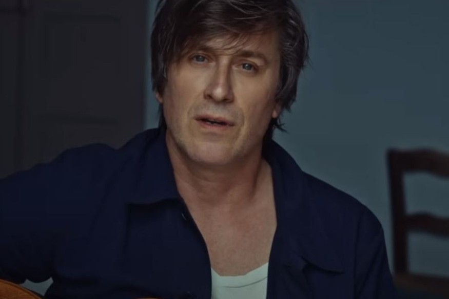Avec "Dans tes yeux", Thomas Dutronc rend hommage à sa mère