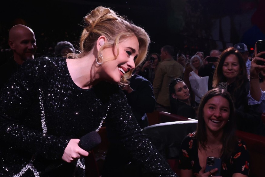 Adele a annoncé être partiellement sourde