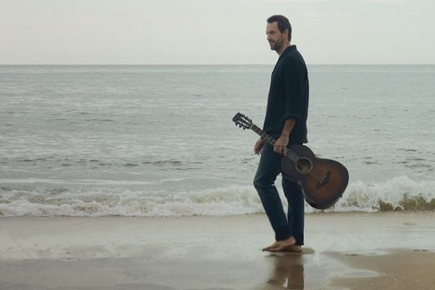 Gérald de Palmas dévoile le single « Sous un soleil de Plomb » extrait de son ultime album.